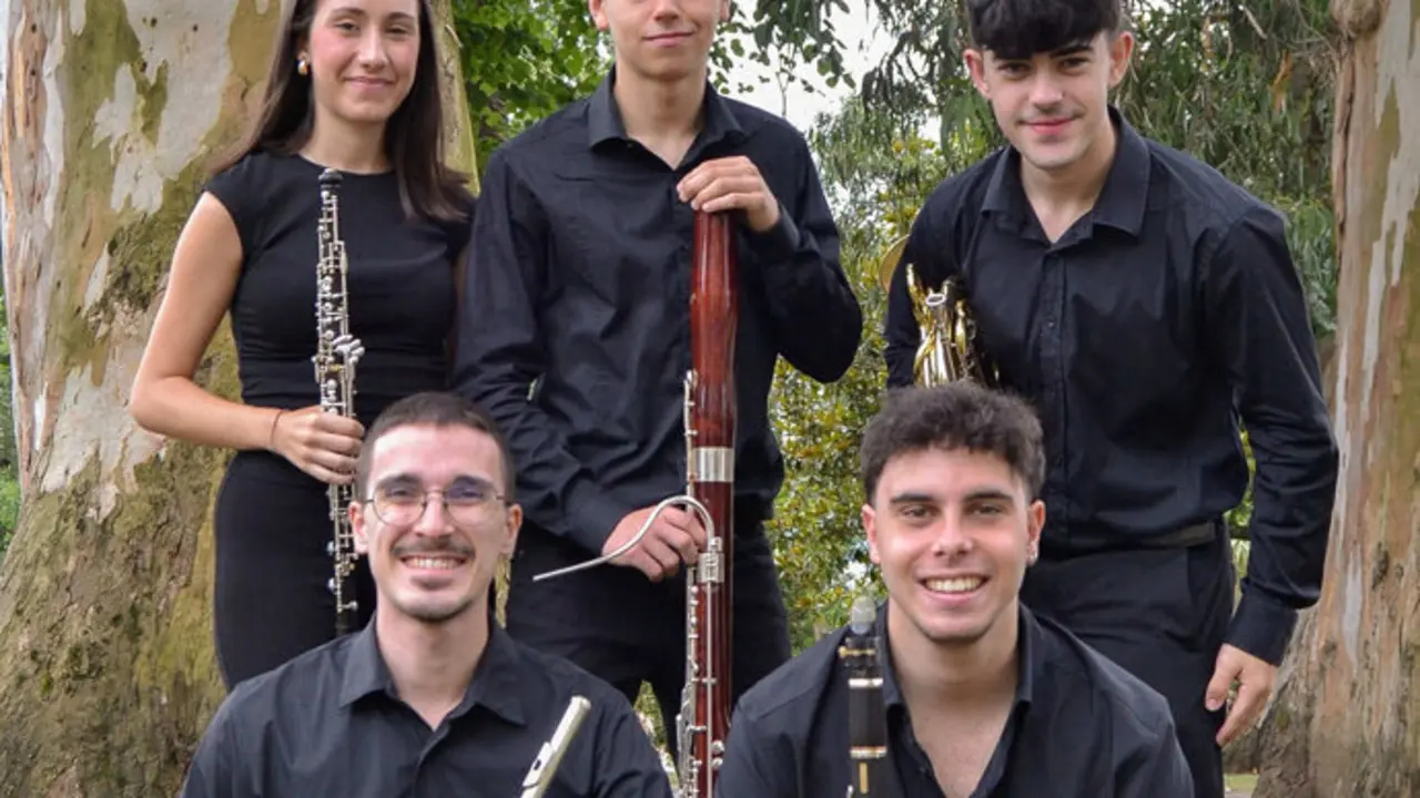 El trompista Eduardo Lamsfus (3d) con el grupo 'Los vientos del Ttrenti'. / x