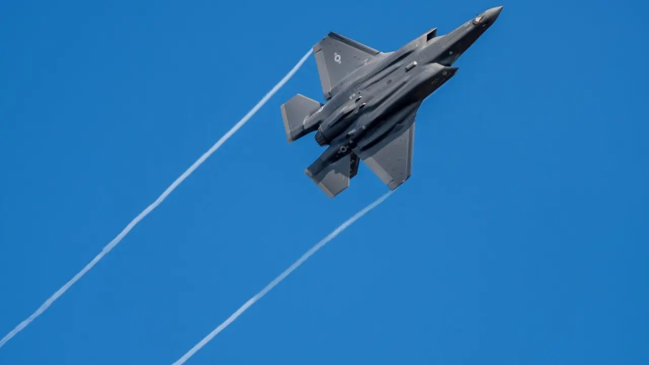 Un caza estadounidense F-35 sobrevuela la cordillera Eifel, en Alemania. / EP