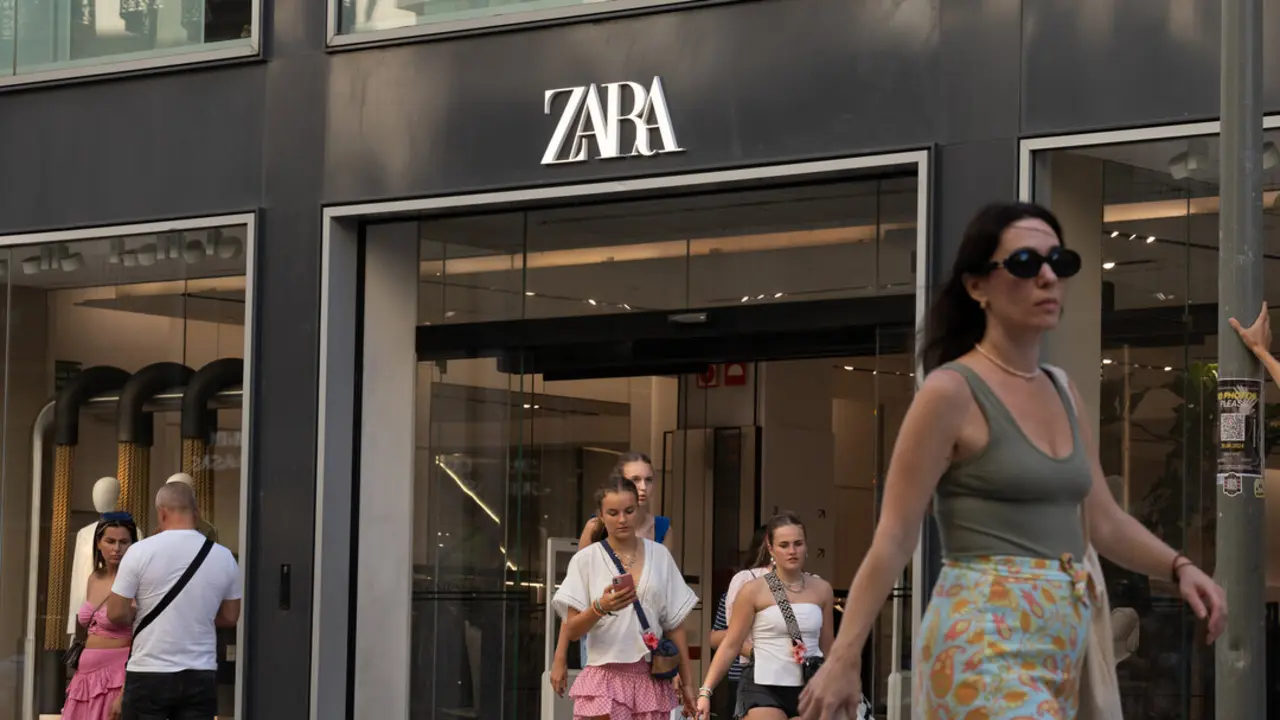 Varias personas pasan delante de una tienda Zara. / EP