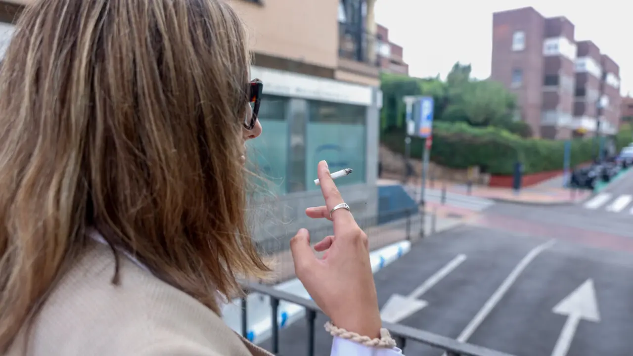 Una persona fumando en la calle. / EP