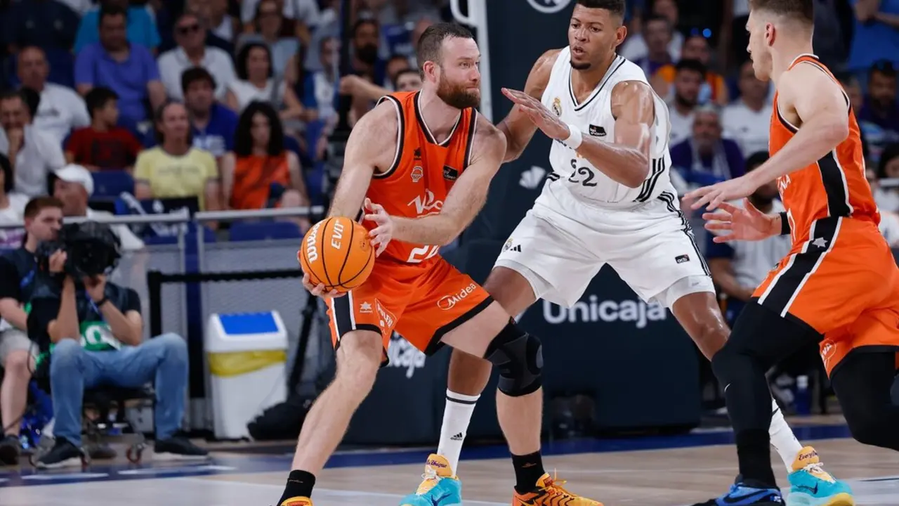 Matt Costello del Valencia Basket y Walter Samuel Tavares del Madrid durante un partido. / EP