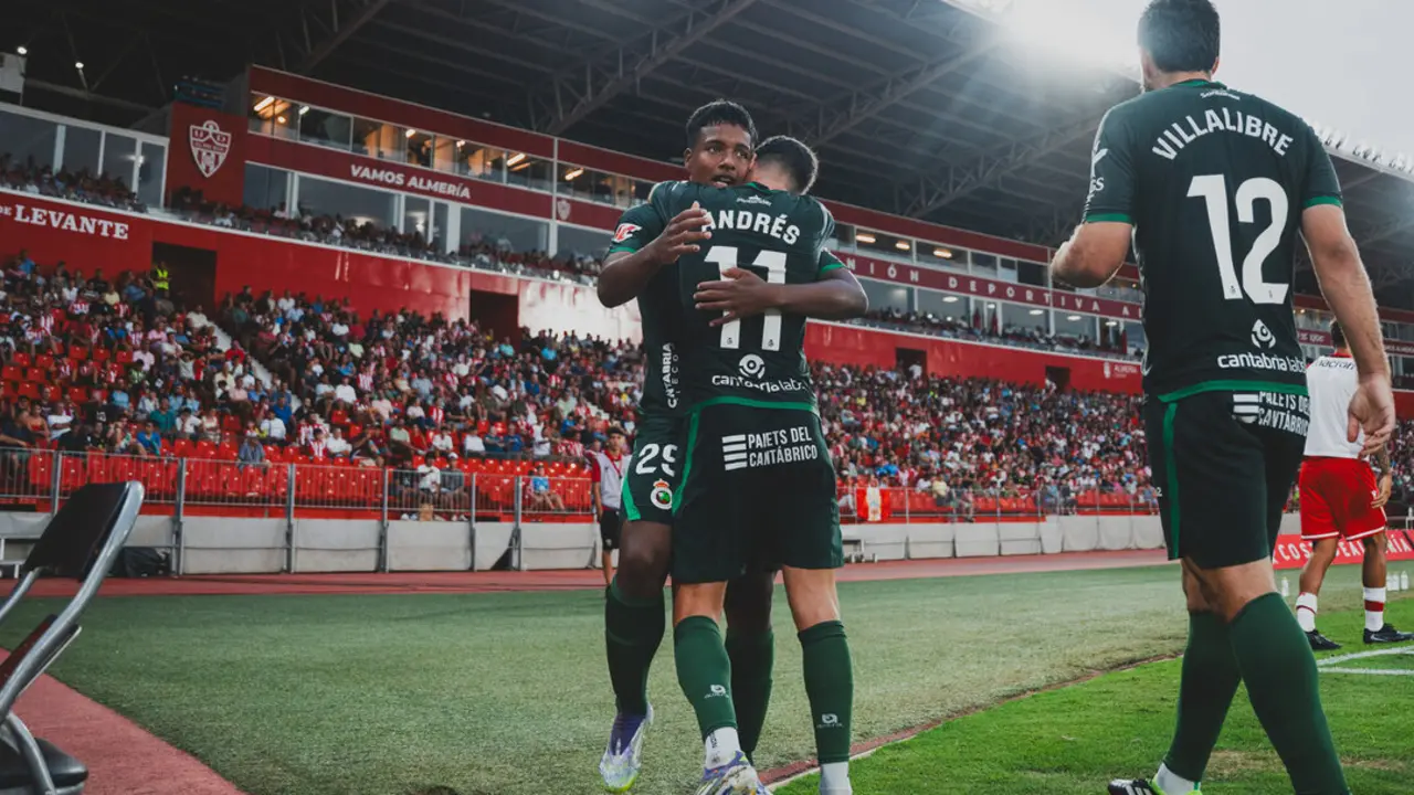 Los jugadores del Racing se abrazan tras el gol de Jeremy. / RRC