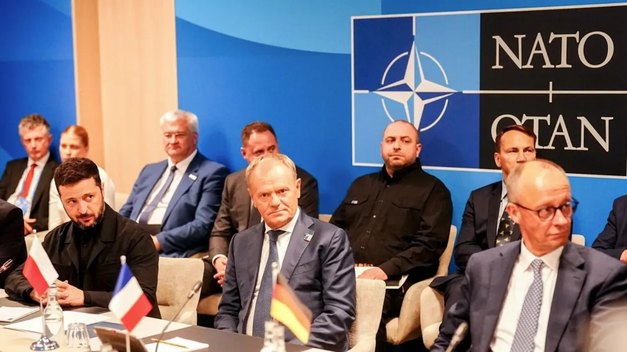 El presidente ucraniano, Volod&iacute;mir Zelenski; el primer ministro polaco, Donald Tusk; y el canciller alem&aacute;n, Friedrich Merz, asisten a la reuni&oacute;n del E5 en el marco de la Cumbre de la Organizaci&oacute;n del Tratado del Atl&aacute;ntico Norte (OTAN). Foto: Kay Nietfeld/dpa