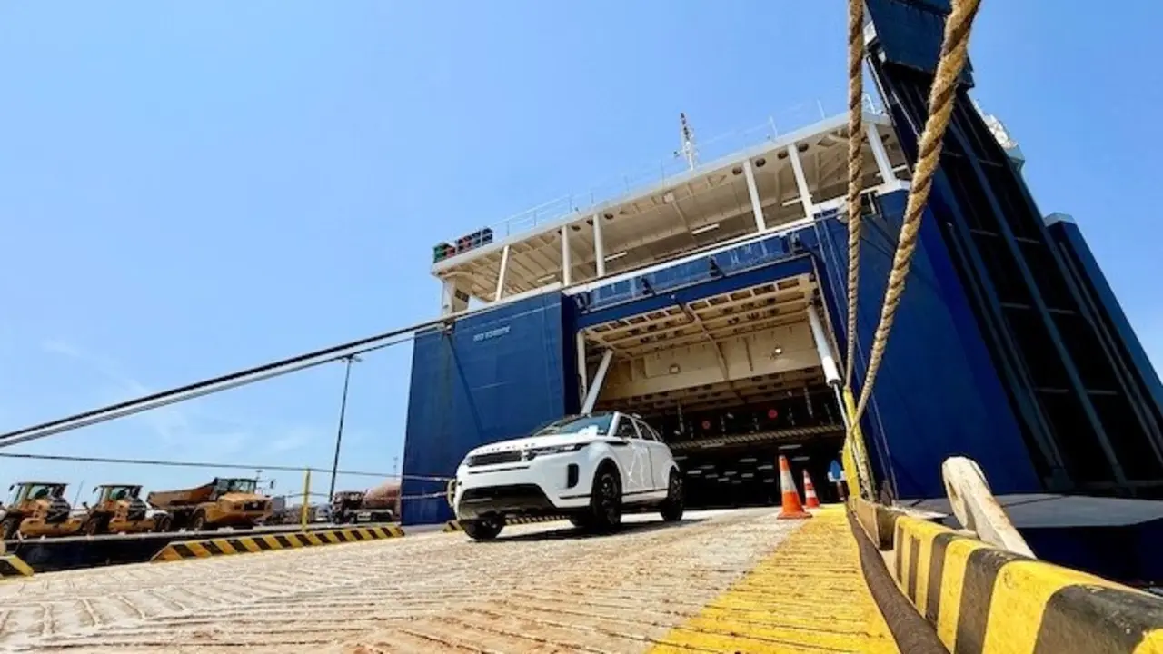 Un veh&iacute;culo Land Rover desembarca en el puerto de Santander desde el buque Neptune Dynamis, procedente del puerto de Portbury (Inglaterra). / ALERTA