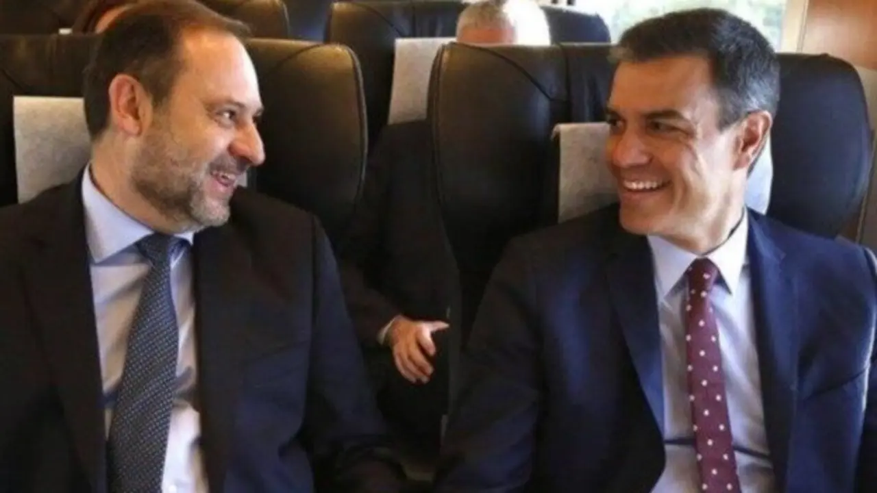 Jos&eacute; Luis &Aacute;balos y Pedro S&aacute;nchez, en un viaje oficial en tren. Ambos han quedado vinculados a causas judiciales que afectan al entorno del PSOE.
