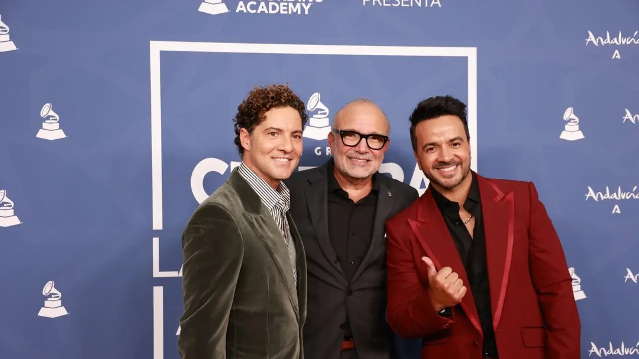 El CEO de los Latin Grammy, Manuel Abud (c), y los cantantes David Bisbal (i) y Luis Fonsi (d) en el photocall de la gala de los Latin Grammy 'Andaluc&iacute;a es M&uacute;sica'. / Roc&iacute;o Ruz