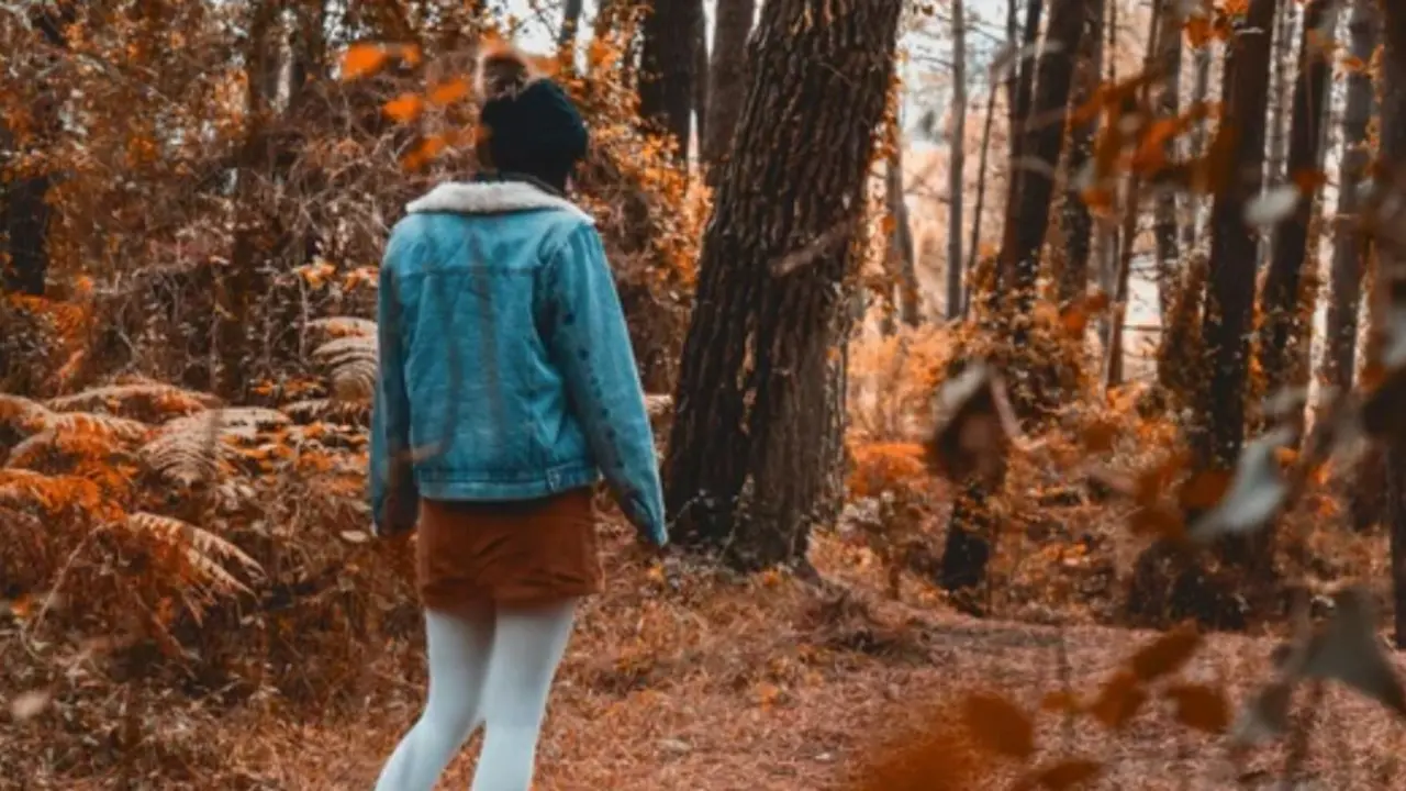 Una joven pasea entre los colores oto&ntilde;ales de un bosque del norte de Espa&ntilde;a.
