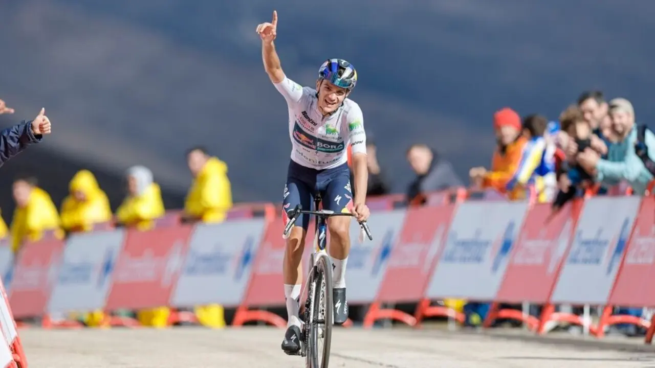 El ciclista italiano Giulio Pellizzari (Red Bull Bora) celebrando la victoria en la etapa 17 de La Vuelta 2025. / LaVuelta