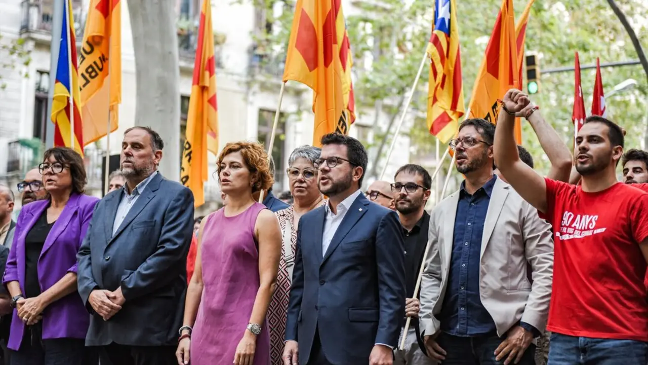 El presidente de ERC, Oriol Junqueras (2i) y el expresidente de la Generalitat, Pere Aragon&egrave;s (c), llegan a la ofrenda floral al monumento de Rafael Casanova, con motivo de la Diada. / Alberto Paredes