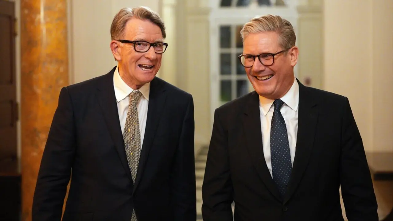 El primer ministro del Reino Unido, Keir Starmer (der.), y el embajador brit&aacute;nico en Estados Unidos, Peter Mandelson, durante una recepci&oacute;n de bienvenida en la residencia del embajador en Washington D. C. / EP