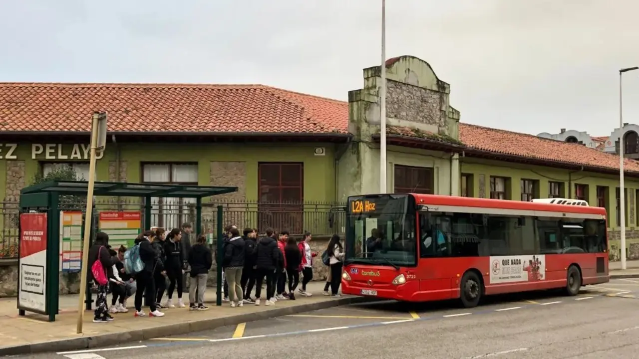 Varios j&oacute;venes a punto de coger un Torrebus. / M.B.