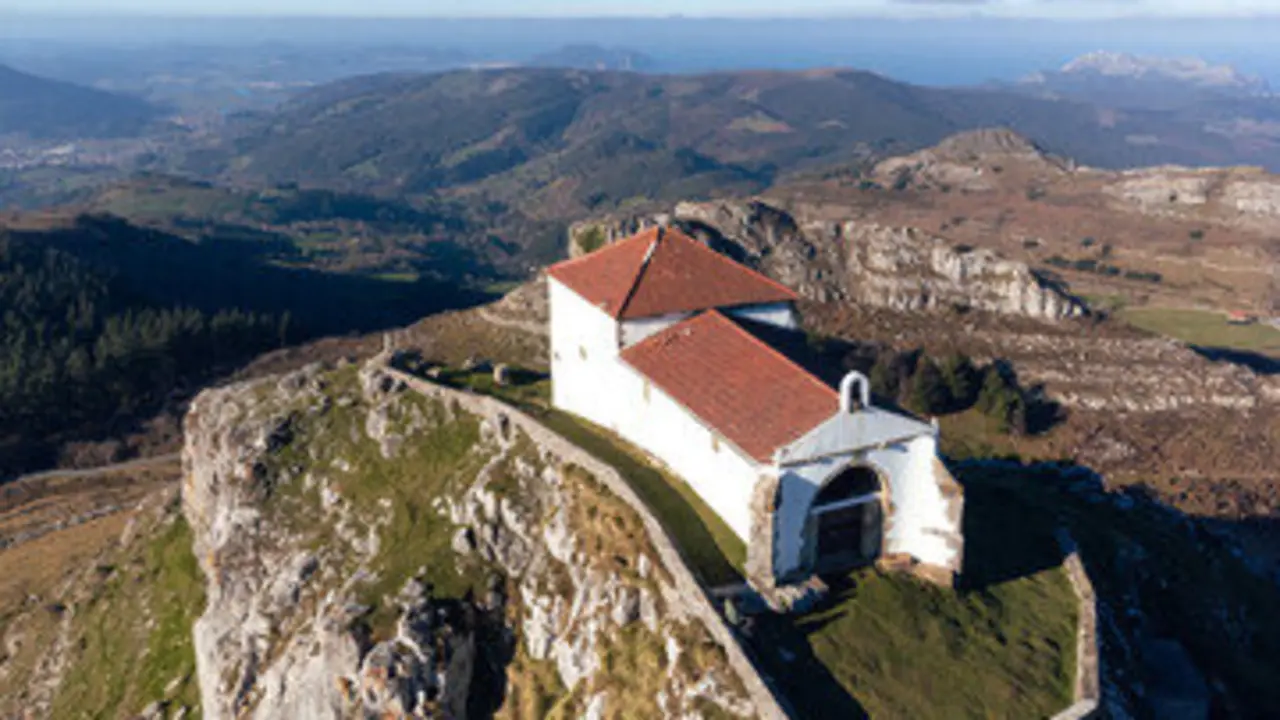 En las monta&ntilde;as c&aacute;ntabras se esconde un rinc&oacute;n de belleza &uacute;nica, al que puedes acceder f&aacute;cilmente desde Ampuero. / A.S.P