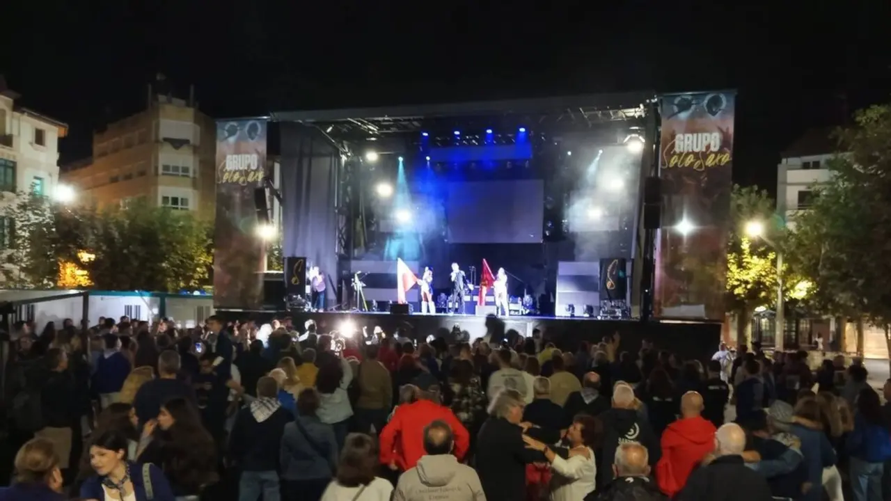 Una verbena durante las fiestas en Santo&ntilde;a. / A.S.