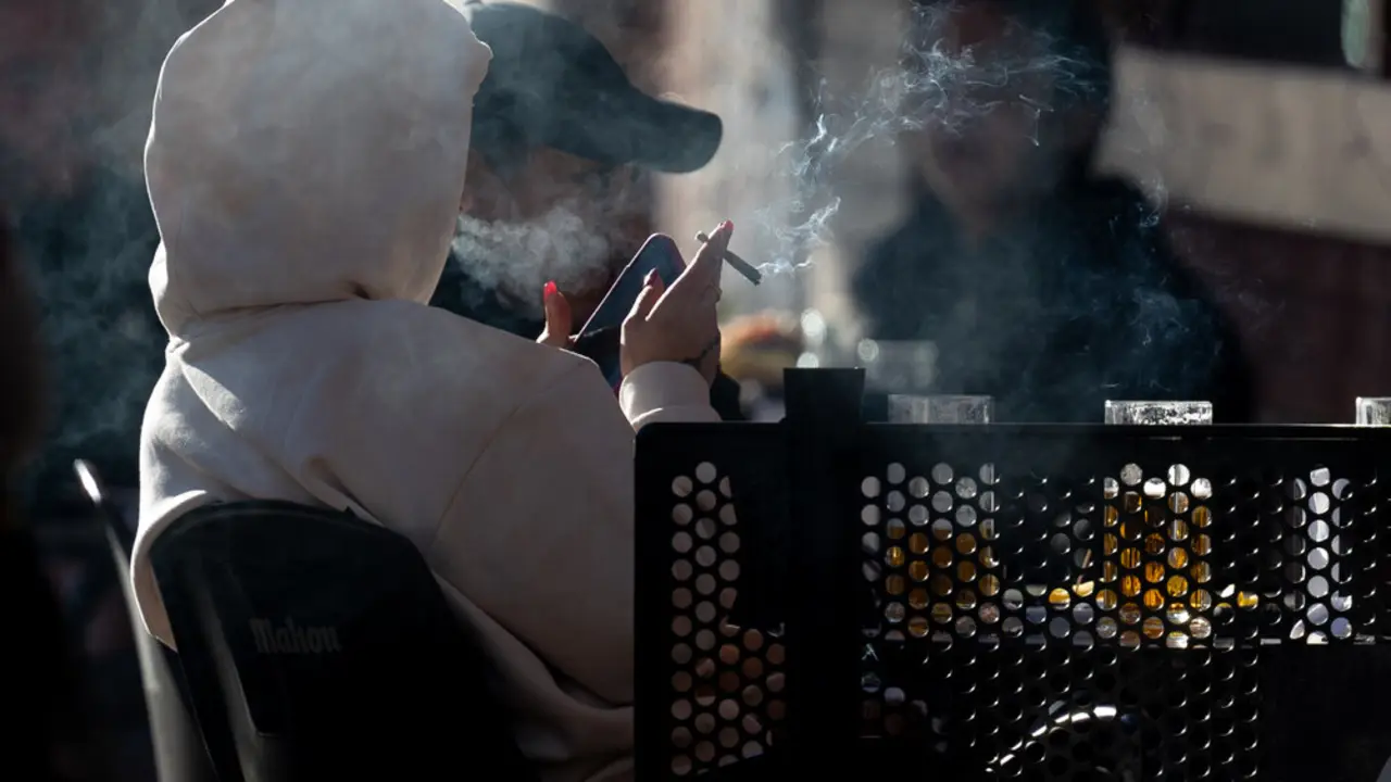 Una persona fumando en una terraza. / EP