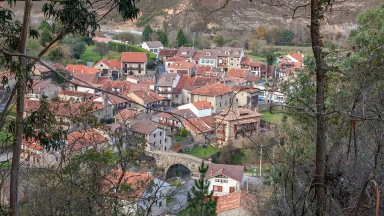 Vista de Cos&iacute;o, pueblo de Cantabria. / A.R.
