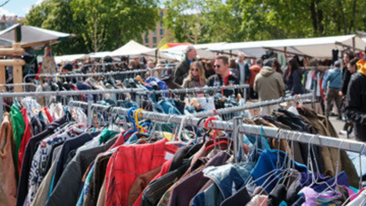 Varias personas visitan un mercadillo. / A.S.P