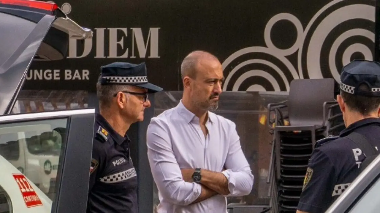 El alcalde de Torrelavega, Javier L&oacute;pez Estrada, junto a miembros de la policial local. / A.E.