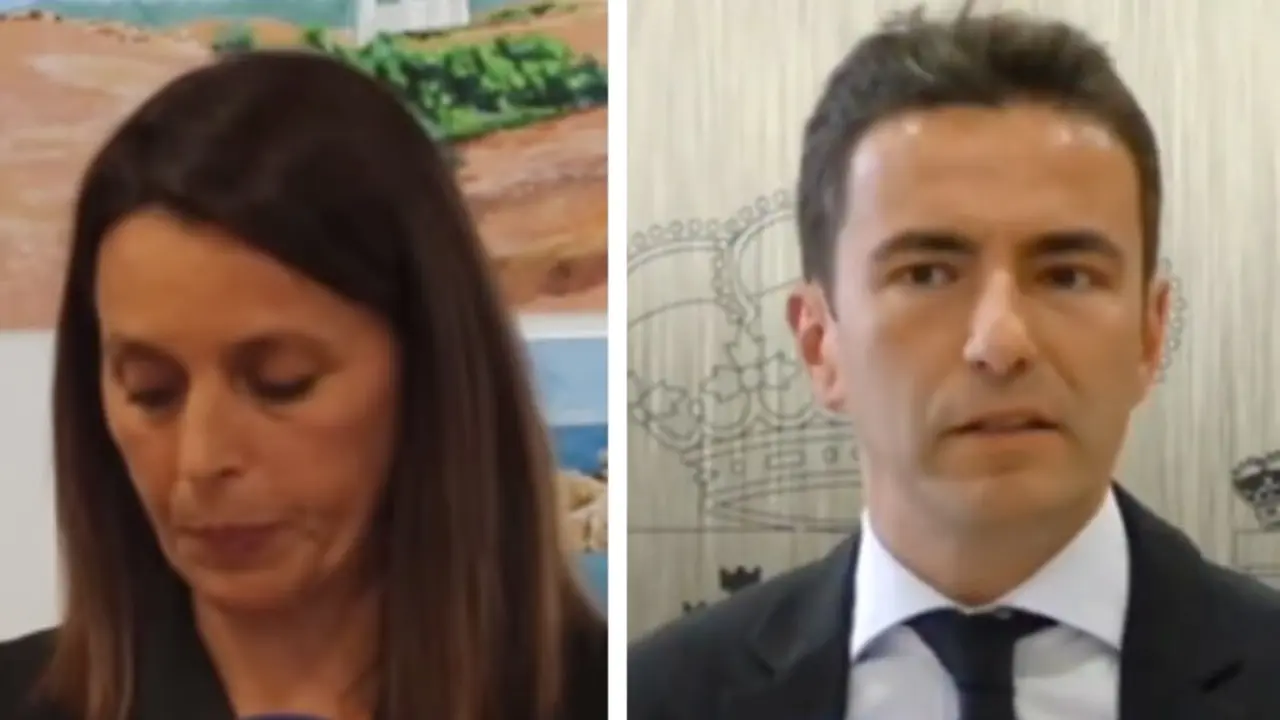 La alcaldesa de Santa Cruz de Bezana, Carmen P&eacute;rez (izquierda), visiblemente afectada durante su comparecencia tras la detenci&oacute;n de su hijo, y el delegado del Gobierno y secretario general del PSOE en Cantabria, Pedro Casares (derecha), quien respondi&oacute; con cr&iacute;ticas pol&iacute;ticas a la regidora.