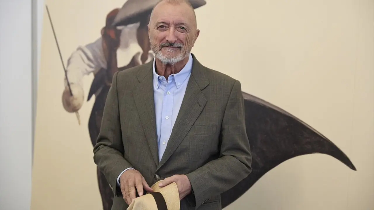 El autor Arturo P&eacute;rez-Reverte durante la presentaci&oacute;n de su nueva novela 'Misi&oacute;n en Par&iacute;s'. / Jes&uacute;s Hell&iacute;n /