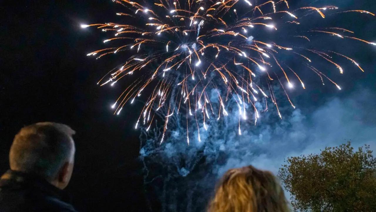 Fuegos artificiales en Puente San Miguel por sus fiestas. / EP