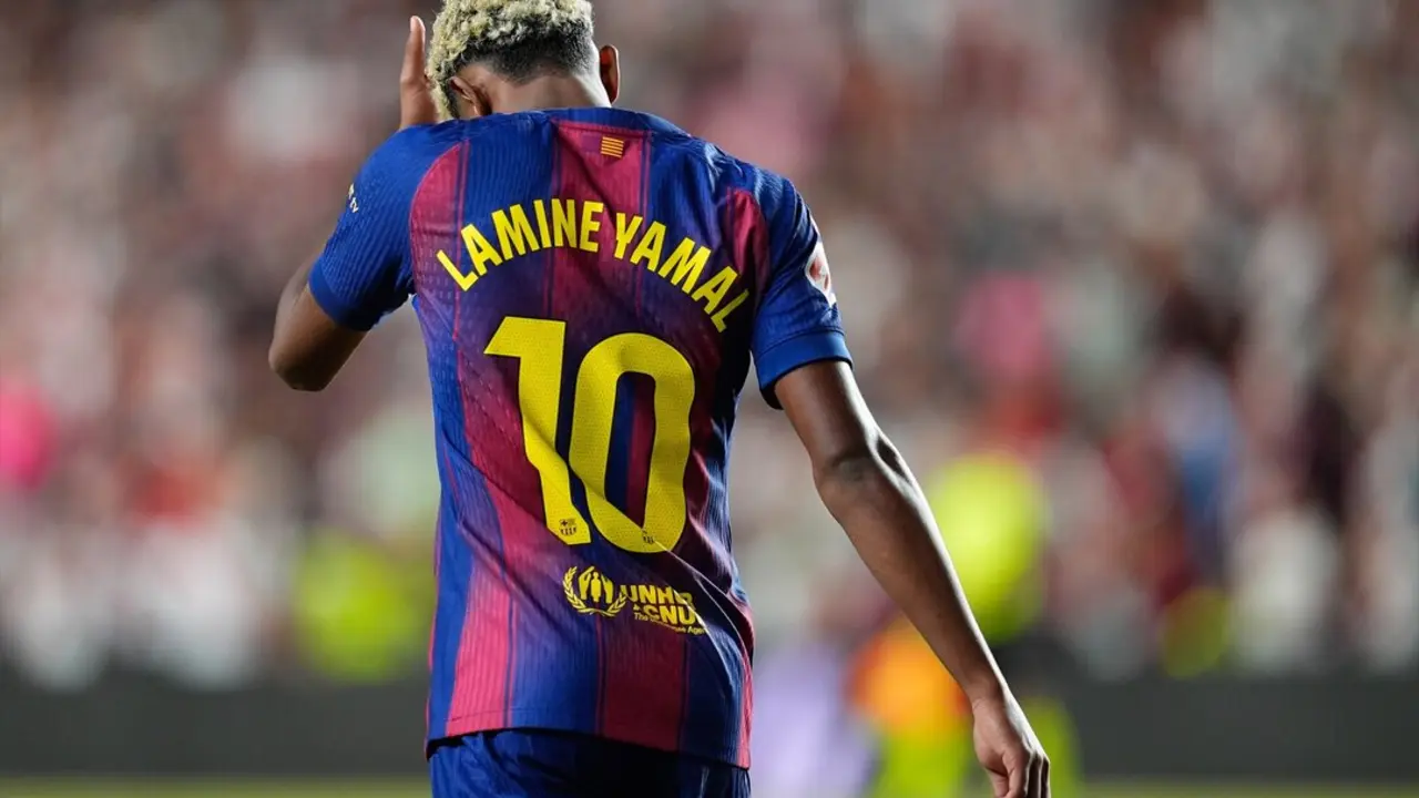 Lamine Yamal durante un partido con el FC Barcelona. / EP
