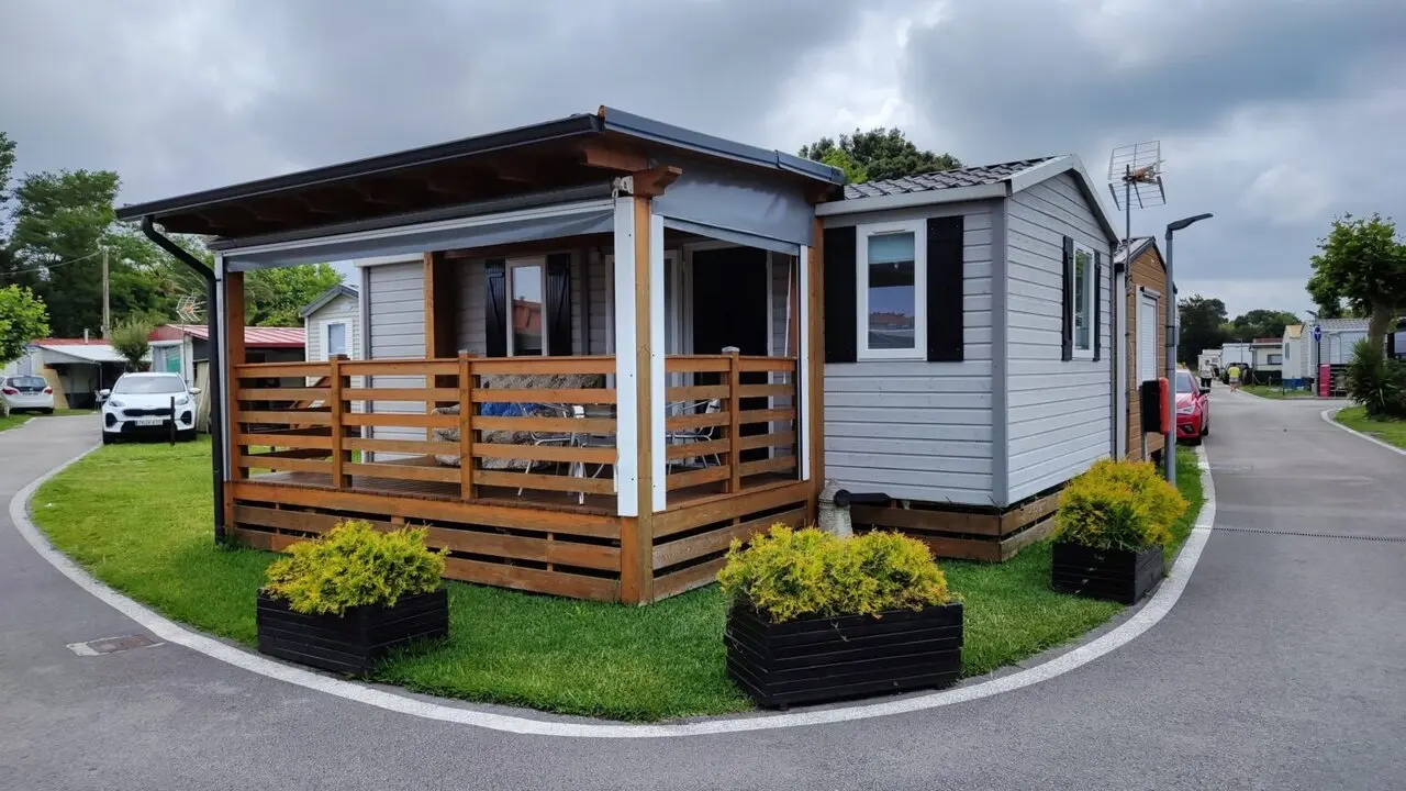 Algunos de los bungalows del camping. / CEA