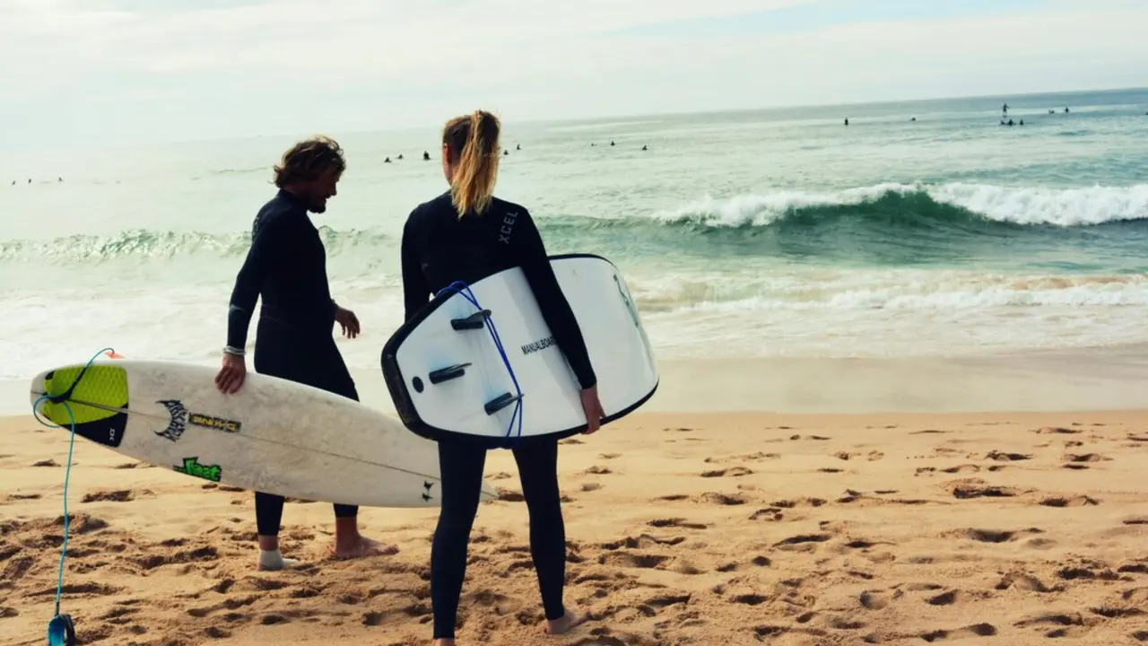 Dos personas en una playa con tablas de surf. / A.E