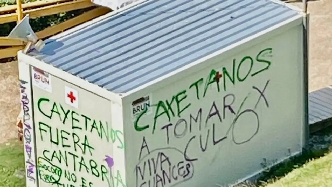Pintadas en el puesto de la Cruz roja en la Playa de Los Locos. / PSP / RRSS