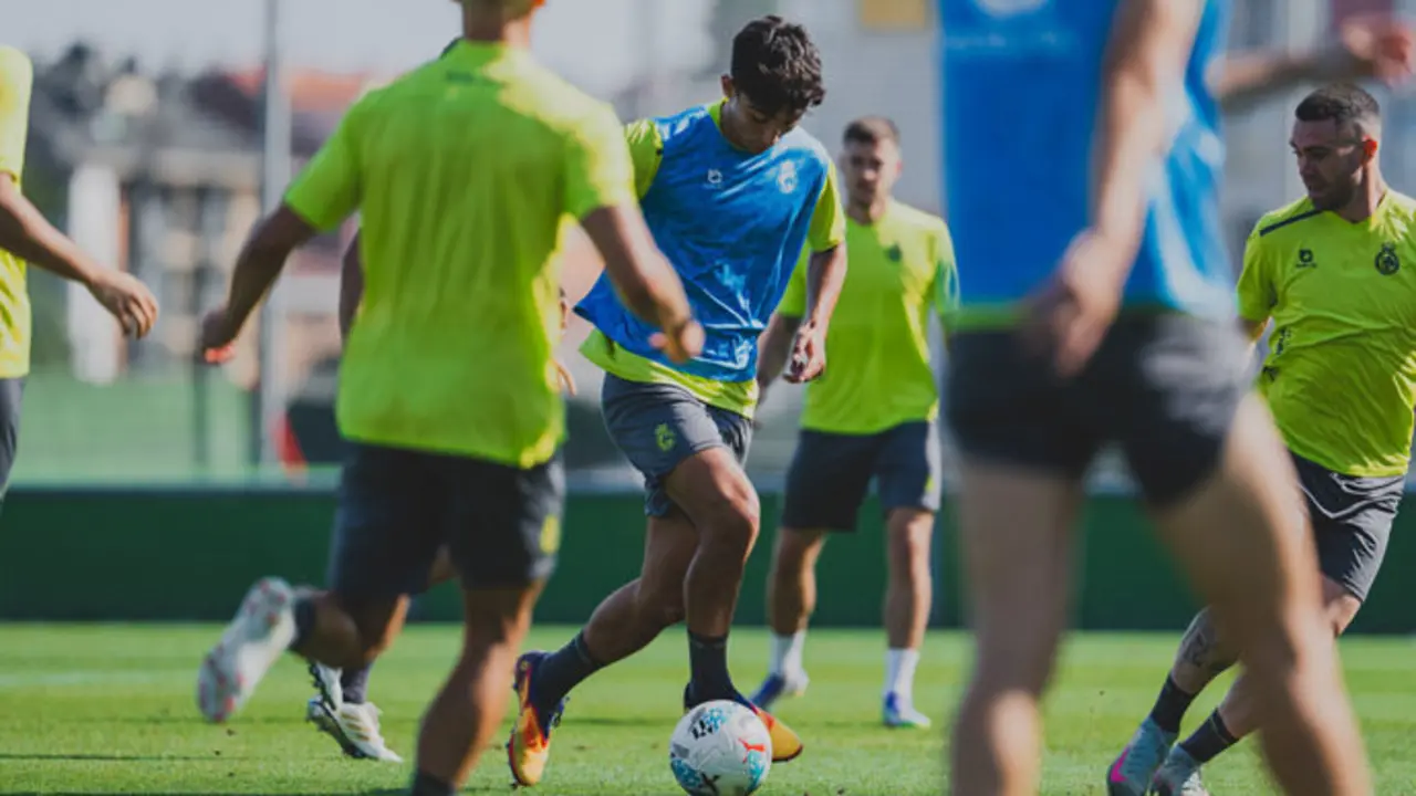 Entrenamiento del club c&aacute;ntabro en los campos de Sport de El Sardinero. / x