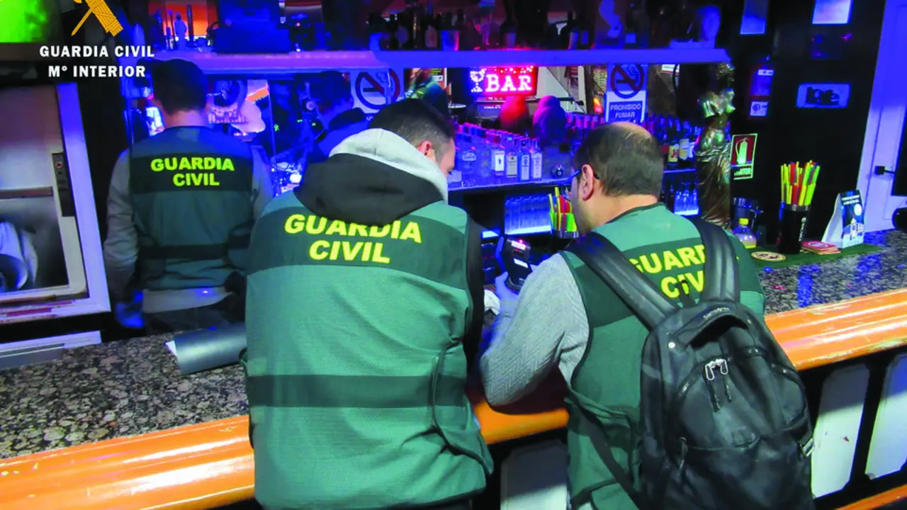 Agentes de la Guardia Civil durante una intervenci&oacute;n en un club de alterne. / Alerta