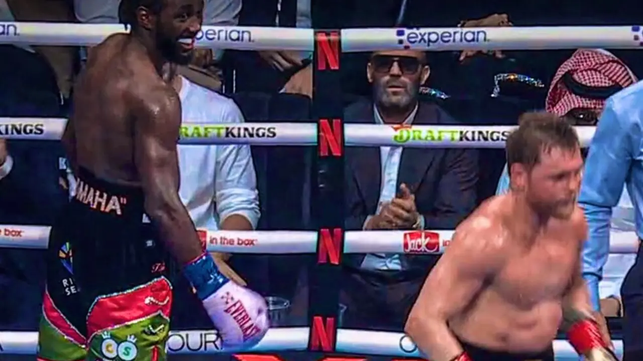 Uno de los momentos de la pelea entre Crawford y Canelo. / X