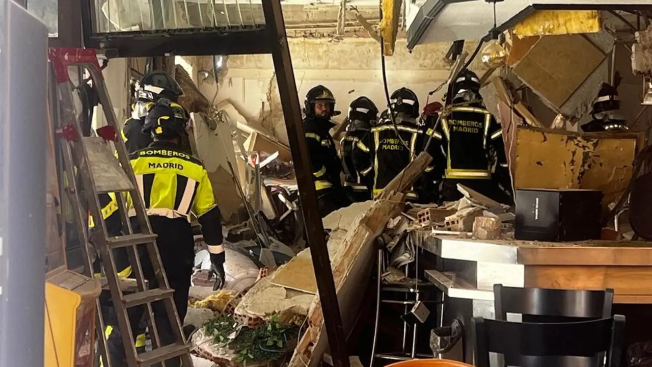 Los bomberos en el interior del bar de Vallecas. / X