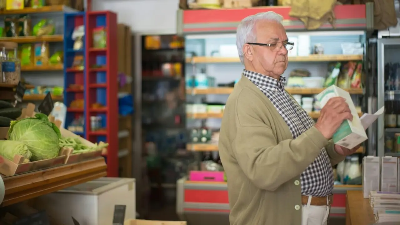 Una persona haciendo la compra. / A.E