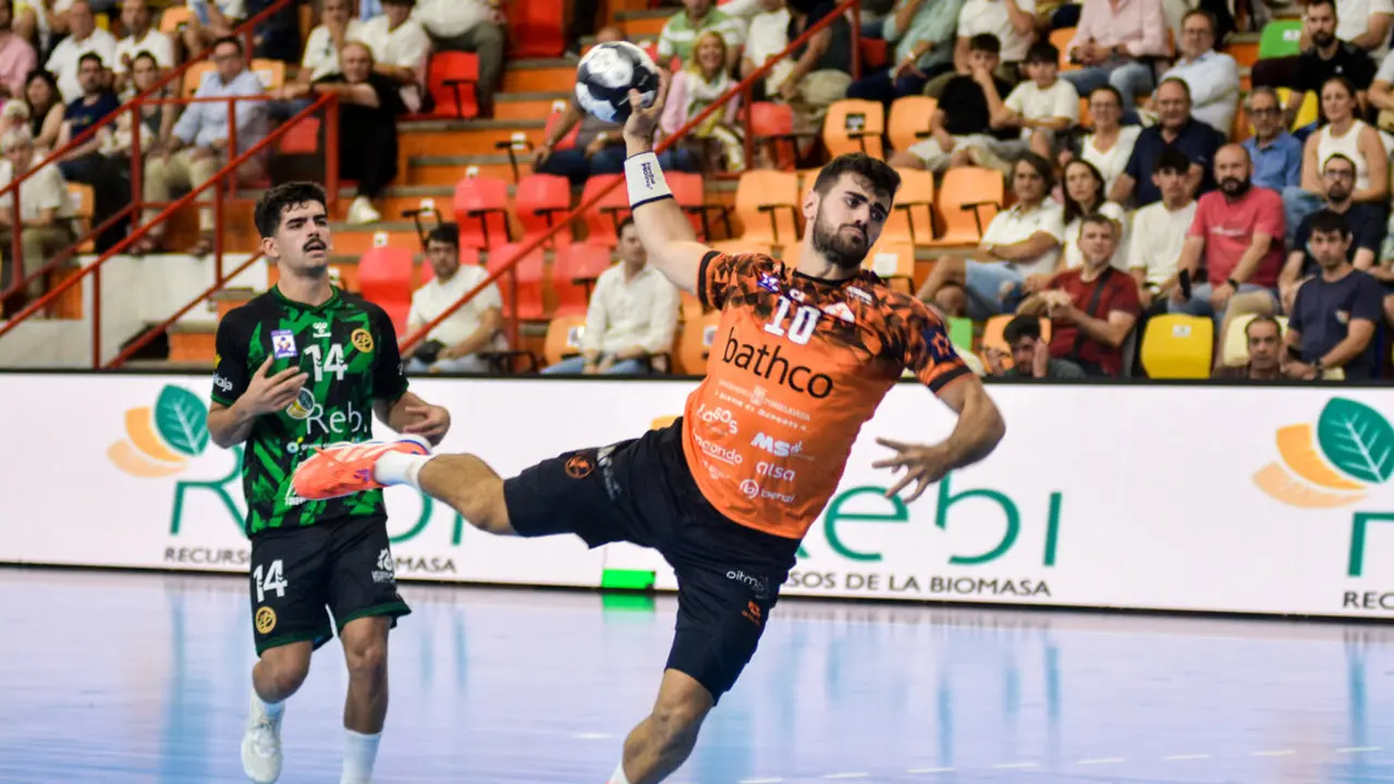 El jugador del Torrelavega, &Aacute;lex Rubi&ntilde;o. / BM TORRELAVEGA