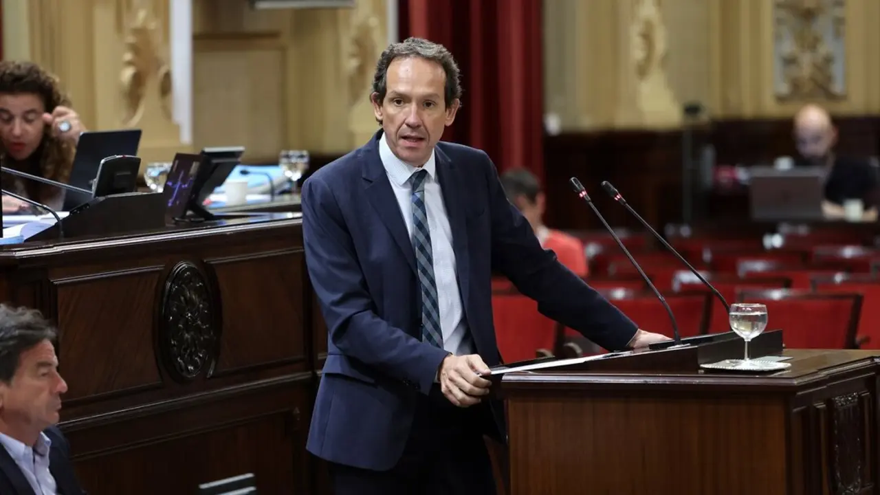 El portavoz parlamentario adjunto del PSIB-PSOE, Marc Pons, durante un debate. / Isaac Buj