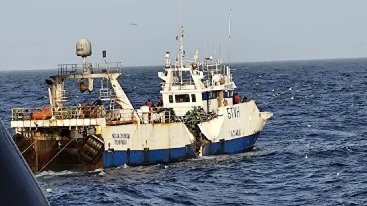 El 'Tafra 3' tras el choque de otro buque en Mauritania. / EP