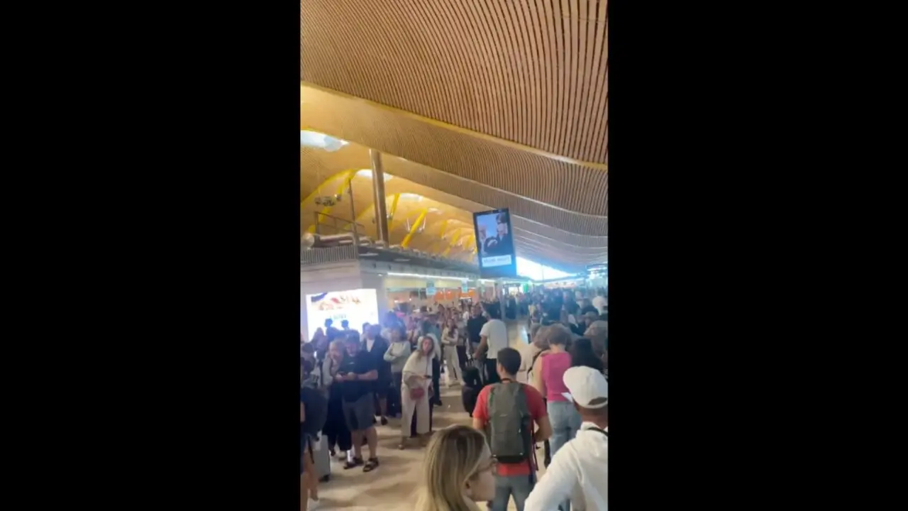 Decenas de personas durante una de las largas colas. / X
