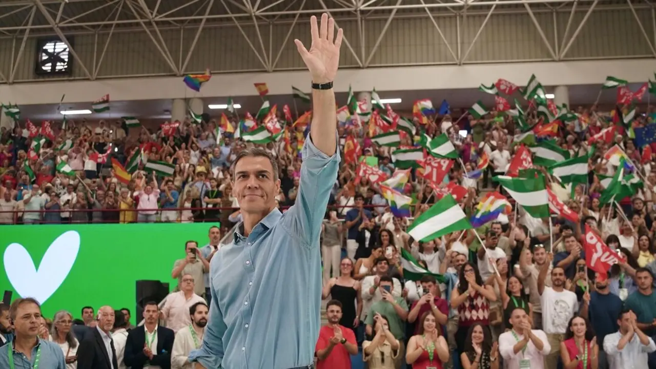 El secretario general del PSOE y presidente del Gobierno, Pedro S&aacute;nchez participa en un acto p&uacute;blico del PSOE en M&aacute;laga. / &Aacute;lex Zea