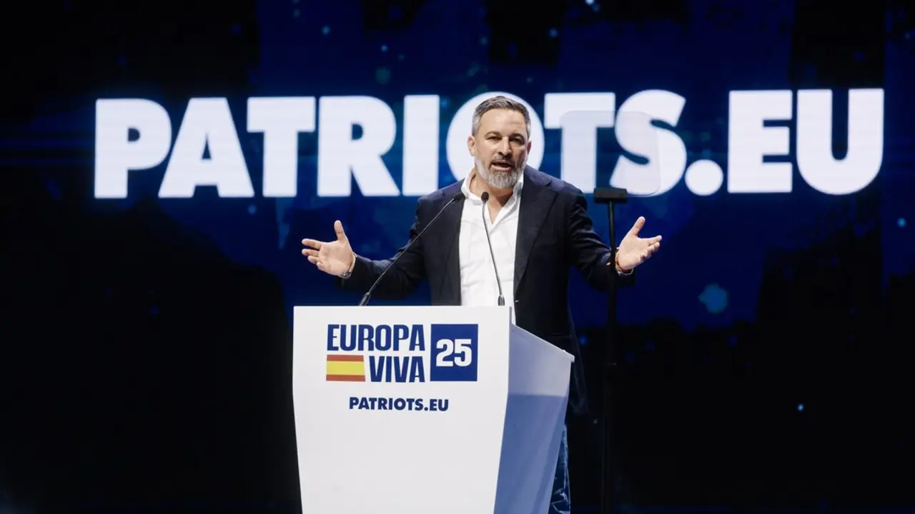 El presidente del VOX, Santiago Abascal, interviene durante el acto pol&iacute;tico de VOX &lsquo;Europa Viva 2025'. / Carlos Luj&aacute;n