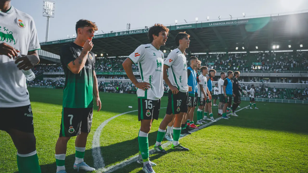 Los jugadores del Racing tras caer ante la Cultural. / RRC