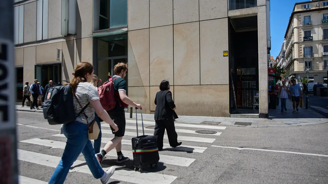 Varios turistas se dirigen a su alojamiento. / Alerta