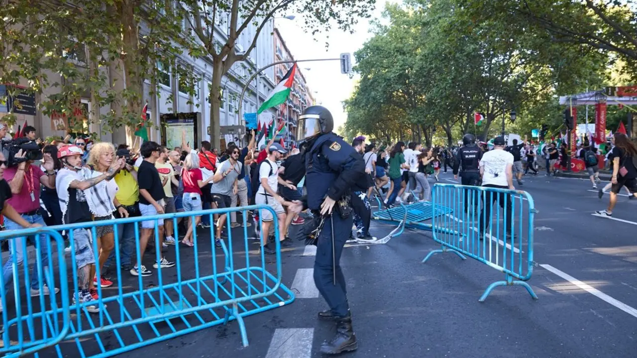 Un agente de Polic&iacute;a Nacional entre vallas tiradas tras cargas policiales a manifestantes que han protestado a favor de Palestina. / Jes&uacute;s Hell&iacute;n