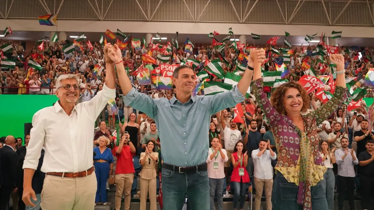 (I-D) El secretario general del PSOE de M&aacute;laga, Josele Aguilar; el  presidente del Gobierno, Pedro S&aacute;nchez, y la ministra de Hacienda, Mar&iacute;a Jes&uacute;s Montero. / &Aacute;lex Zea