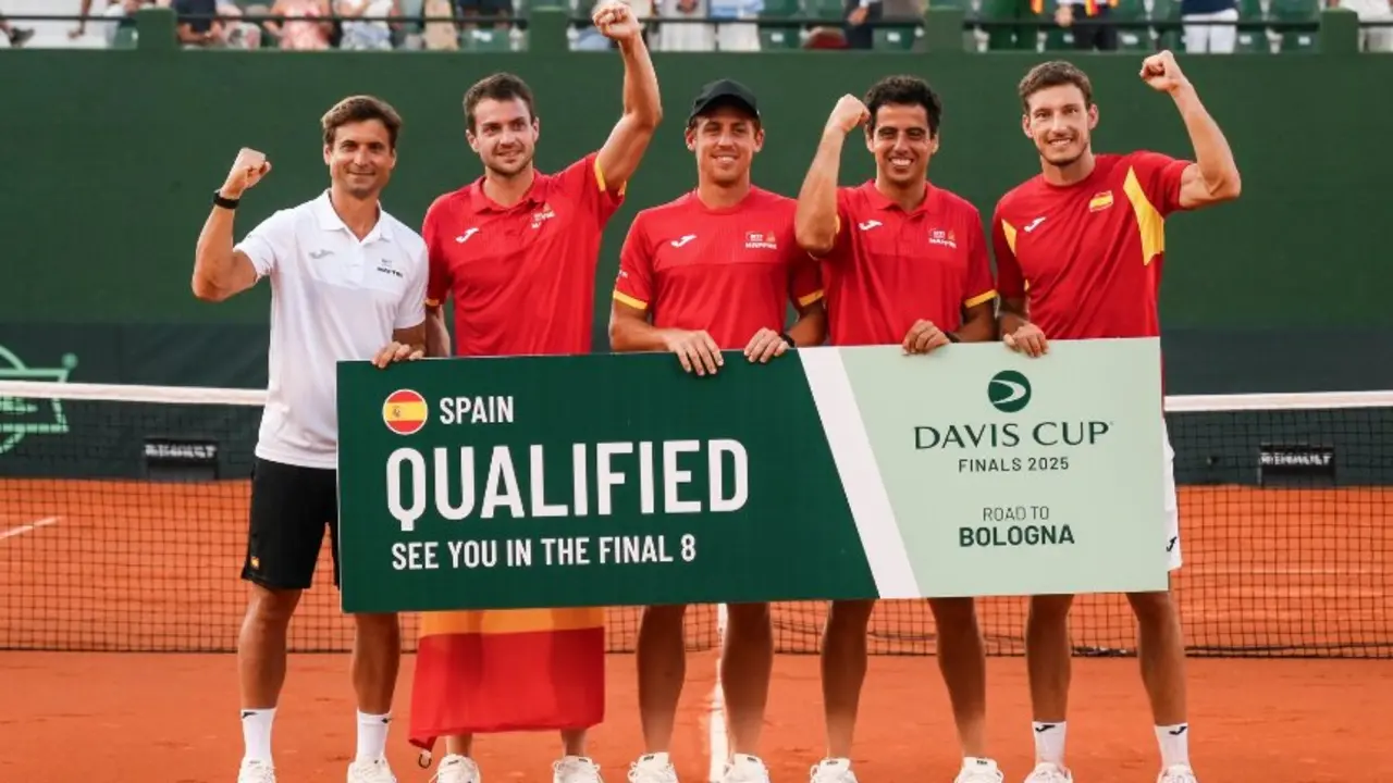 Jaume, Pedro, Roberto, Pablo y David Ferrer, celebran el pase a la Final a 8. / Germ&aacute;n Pozo/RFET