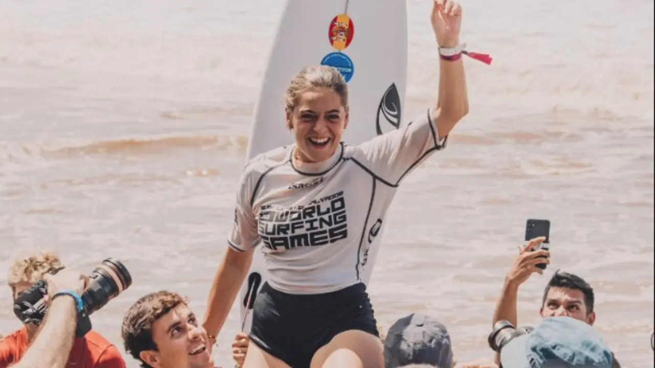 Janire Gonz&aacute;lez Etxabarri, campeona del mundo. / @FESurfing_