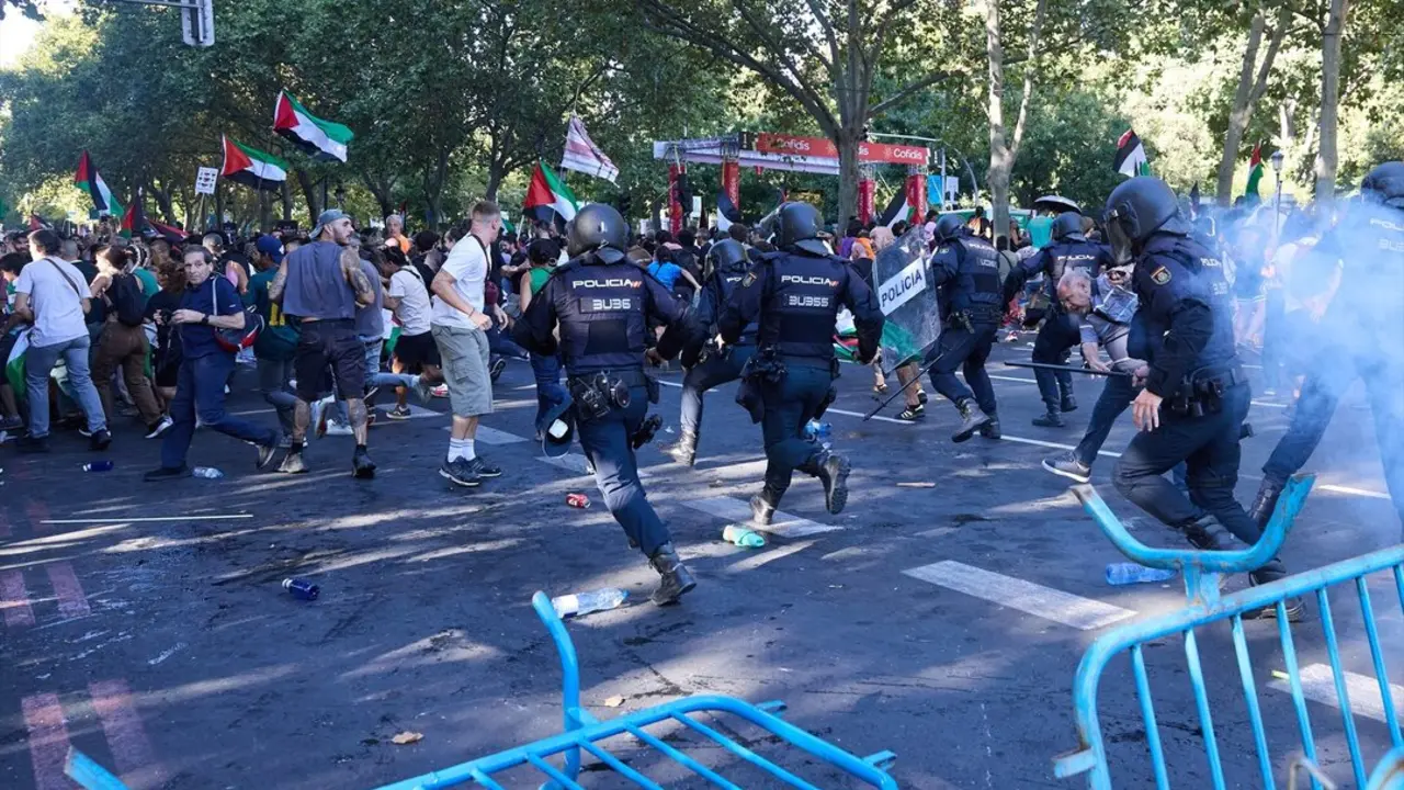 Cargas policiales a varias personas que protestan a favor de Palestina en Atocha. / Jes&uacute;s Hell&iacute;n