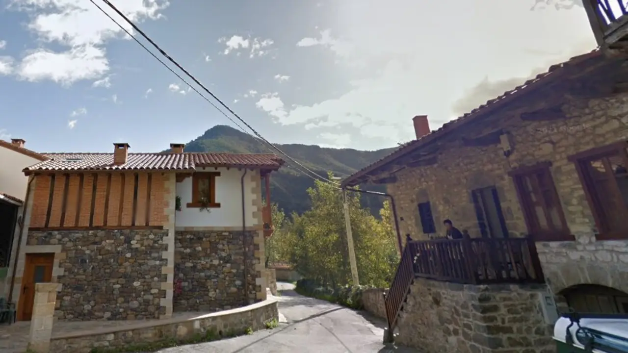 En el valle de Li&eacute;bana existe un pueblo tan peque&ntilde;o que su censo cabe en una mesa larga de domingo. / G.M.