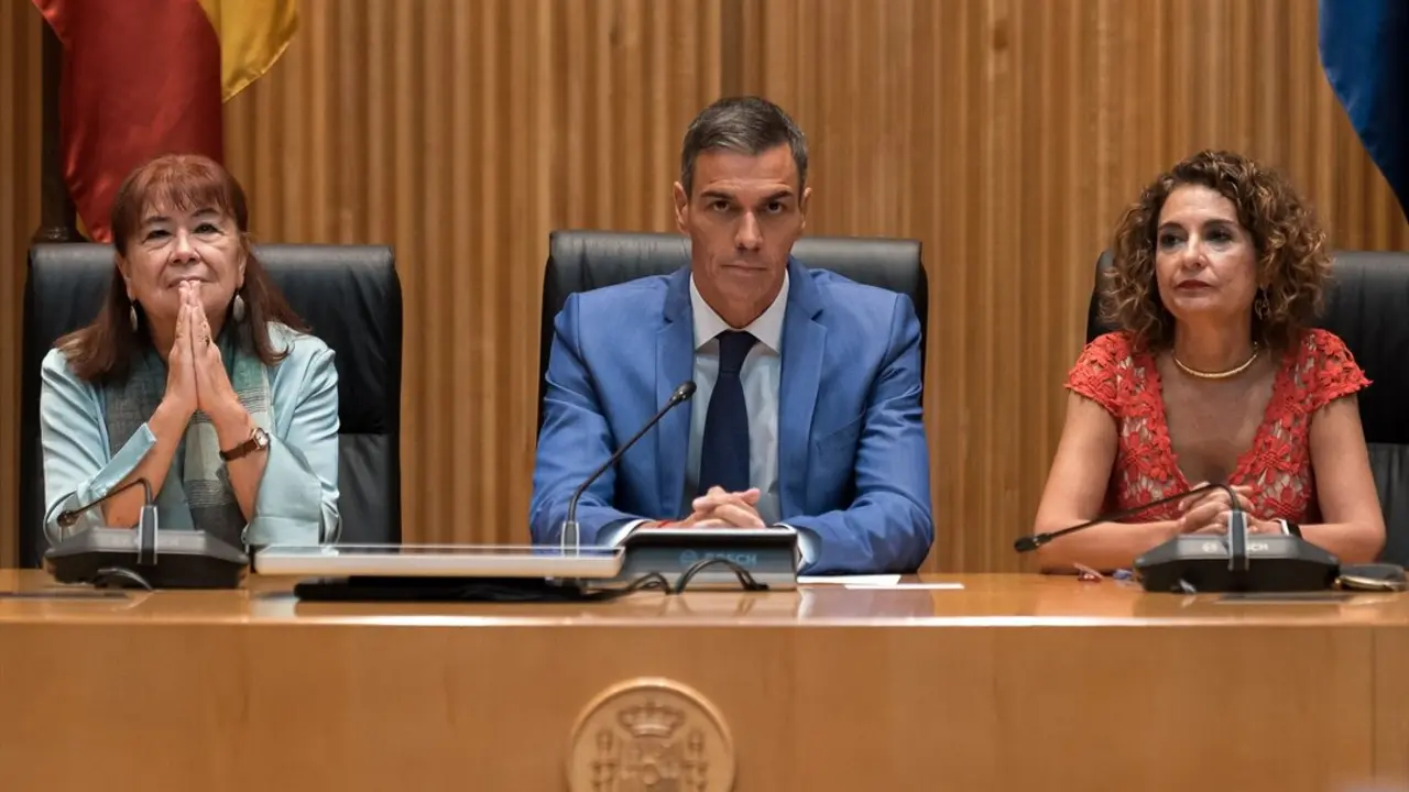 El presidente del Gobierno, Pedro S&aacute;nchez, acompa&ntilde;ado por la vicepresidenta del Gobierno y ministra de Hacienda, Mar&iacute;a Jes&uacute;s Montero y por la presidenta del PSOE, Cristina Narbona, preside la reuni&oacute;n interparlamentaria del Grupo Socialista. / DIego Radam&eacute;s