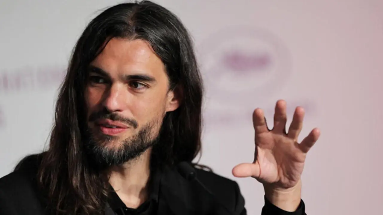 El director gallego Oliver Laxe en Cannes. / x