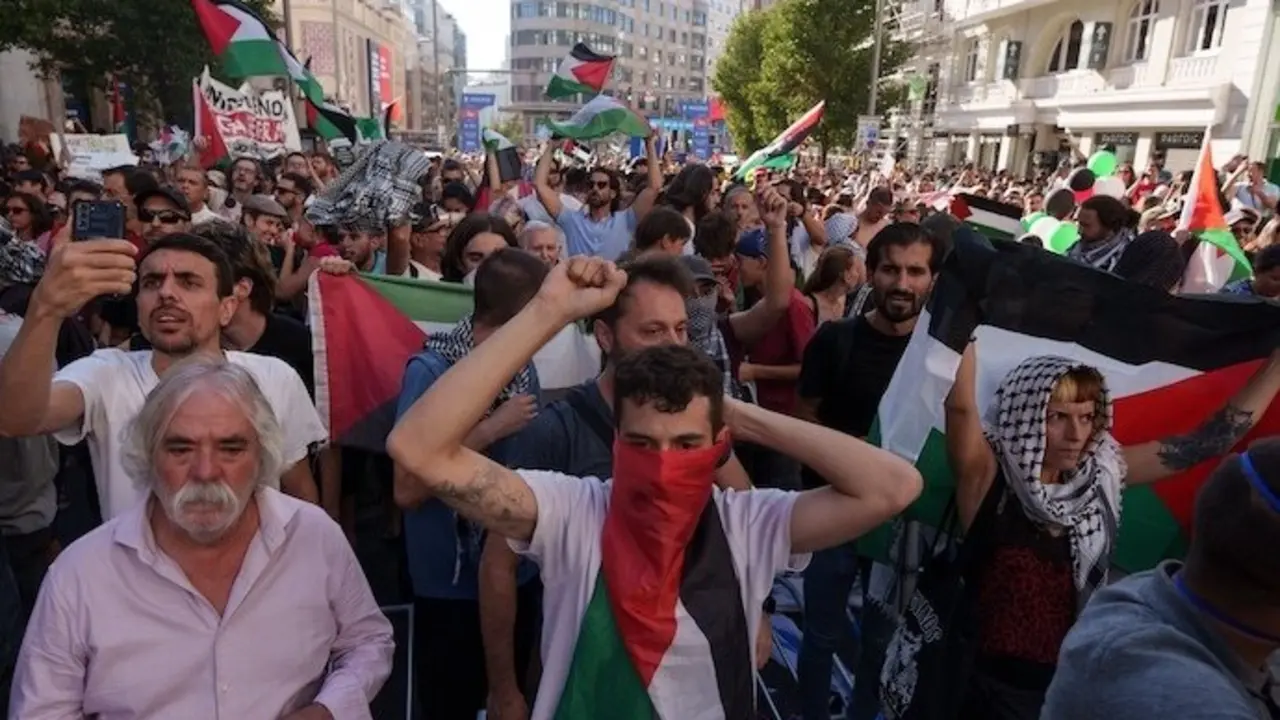 Varias personas con banderas de Palestina en la Gran V&iacute;a antes de pasar la etapa 21 de la Vuelta Ciclista a Espa&ntilde;a, el 14 de septiembre de 2025, en Madrid (Espa&ntilde;a).  Matias Chiofalo / Europa Press